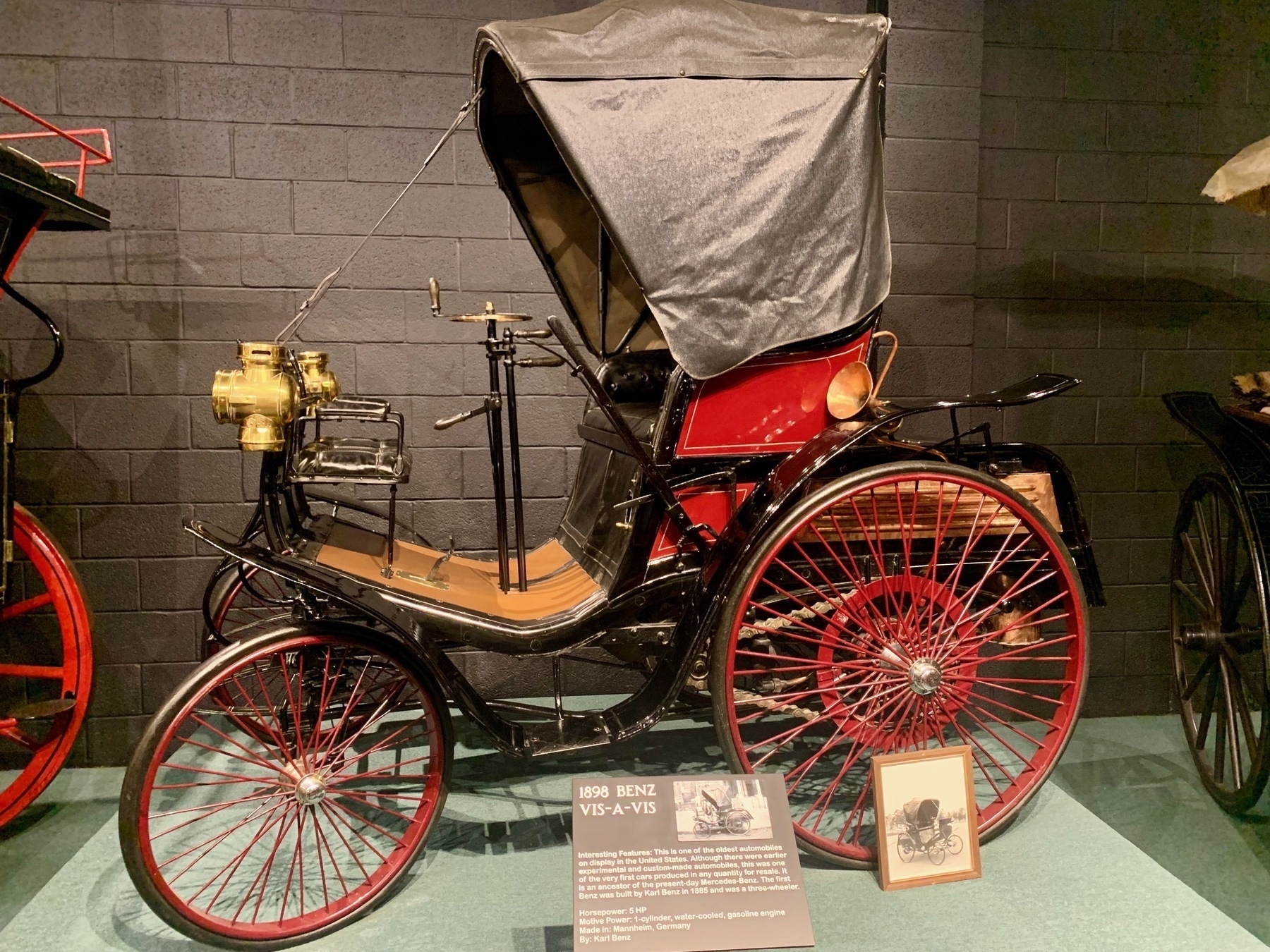 Photo of an 1898 Benz horseless carriage, as a museum exhibit.